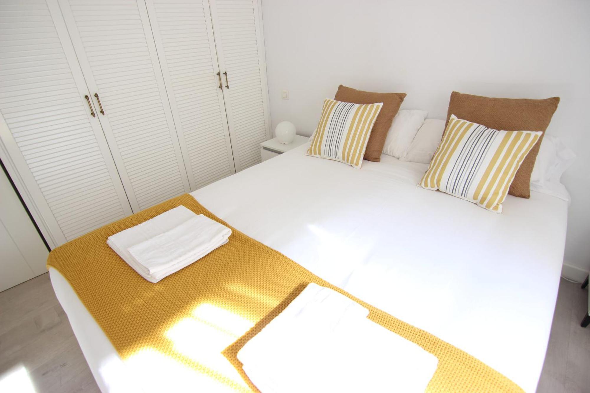 Rentalsevilla Espacioso Apartamento En La Alameda De Hercules Con Parking Appartement *